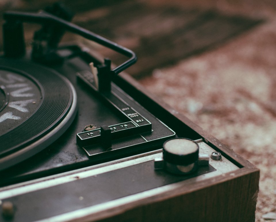 black and gray turntable