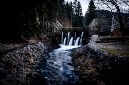 gray stone dam with flowing water photo