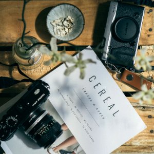 white printer paper between two black DSLR cameras