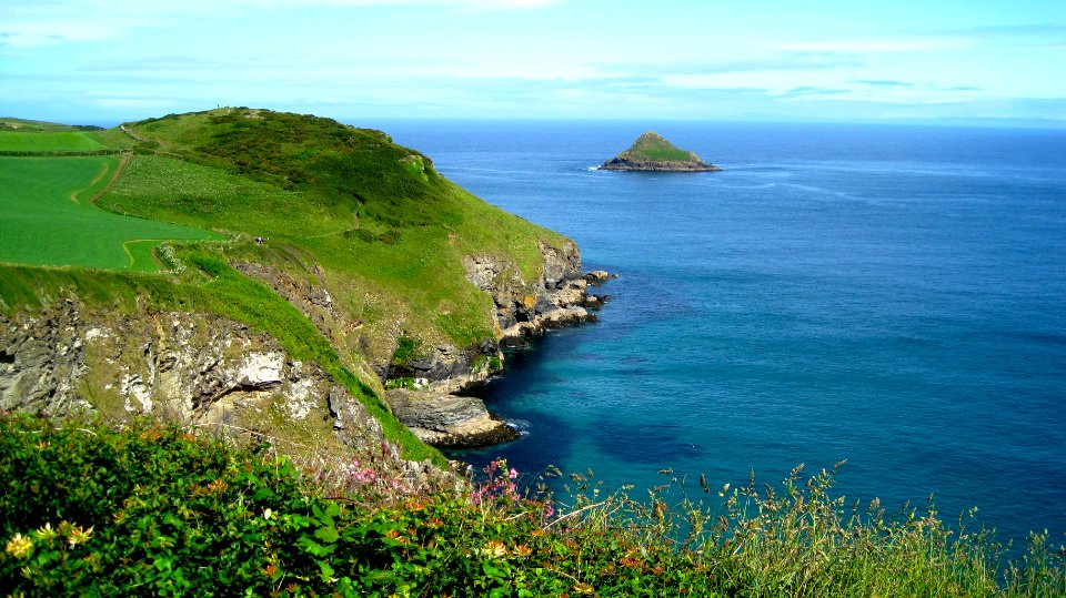 cliff near seashore at daytime photo