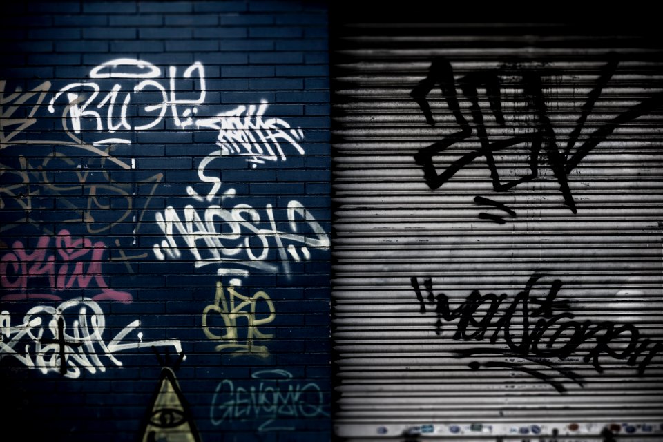 assorted graffiti lot on wall