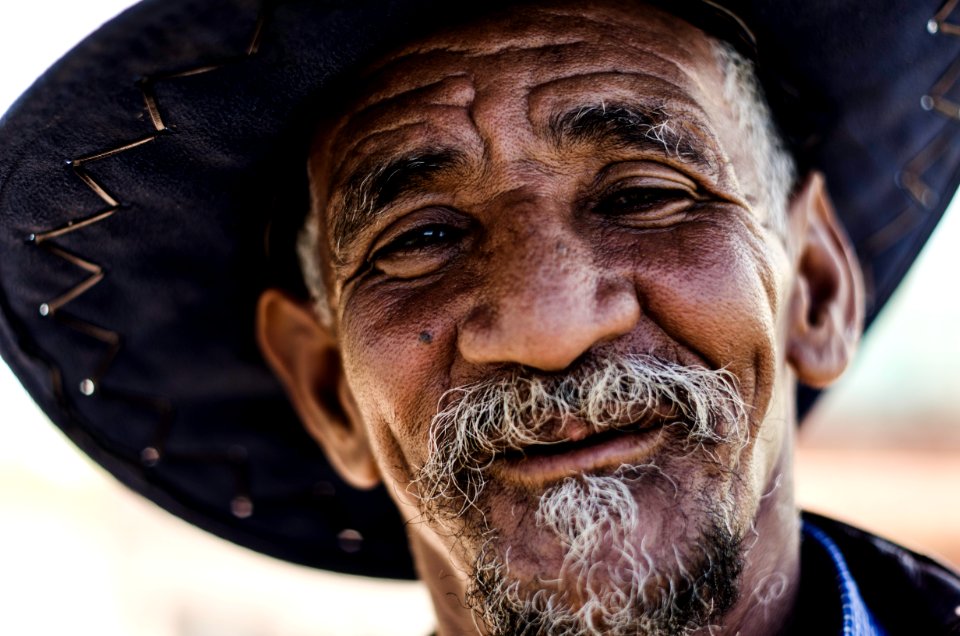 closeup photography of man wearing black hat