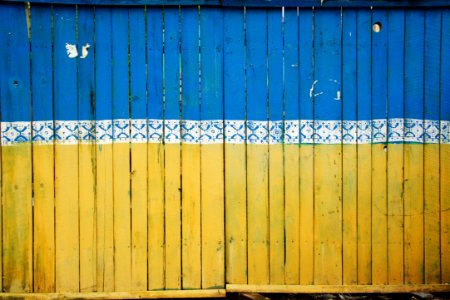 yellow and blue wooden fence photo