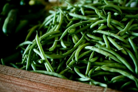 focus photography of green string beans photo