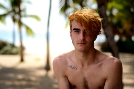 shallow focus photography of man in beach photo