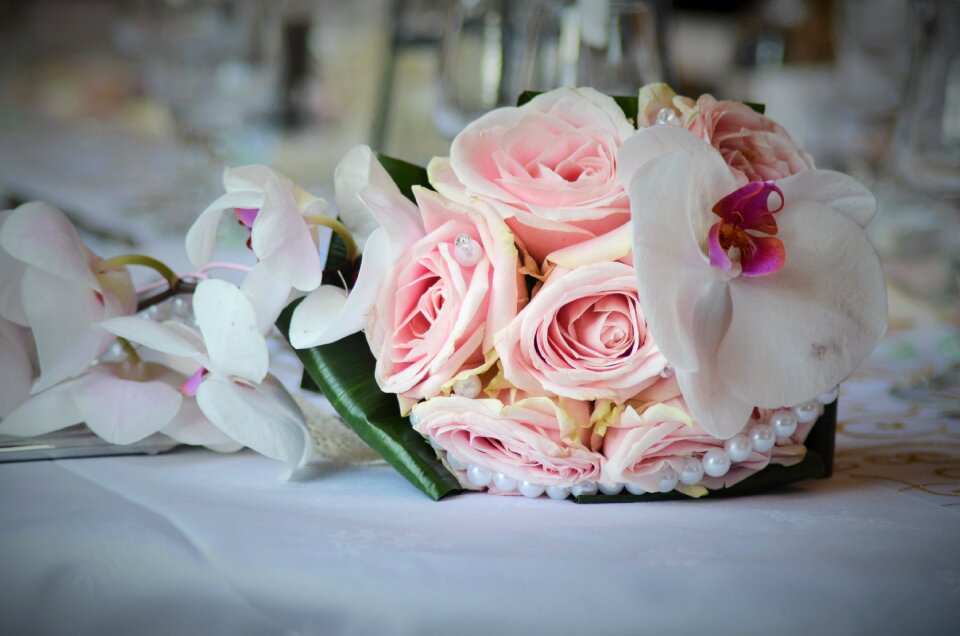 Wedding photo flowers white