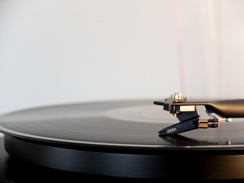 round black vinyl disc on vinyl player