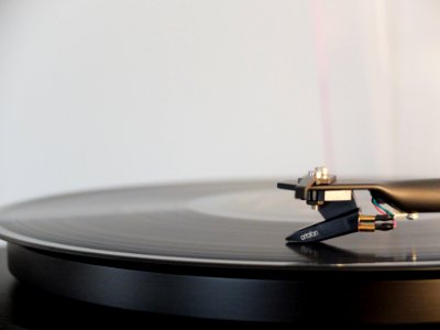 round black vinyl disc on vinyl player photo