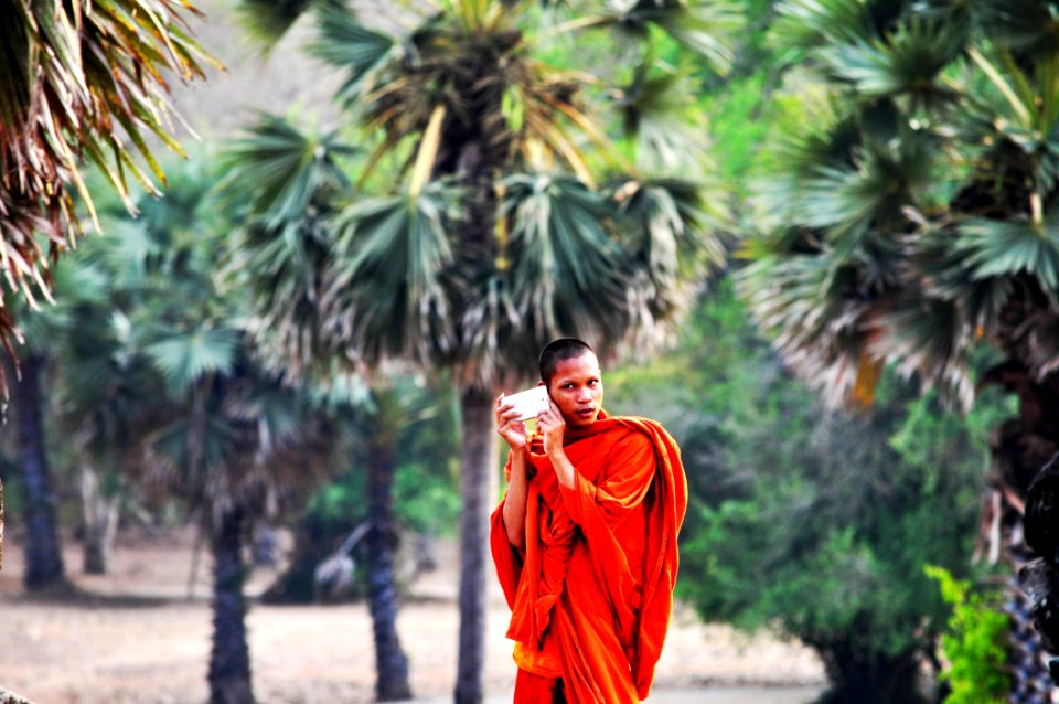 shallow focus photography of man walking photo