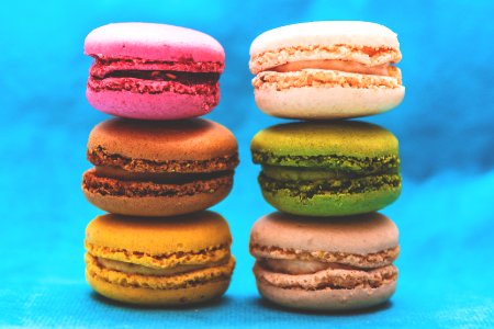 six assorted-color macaroons formation