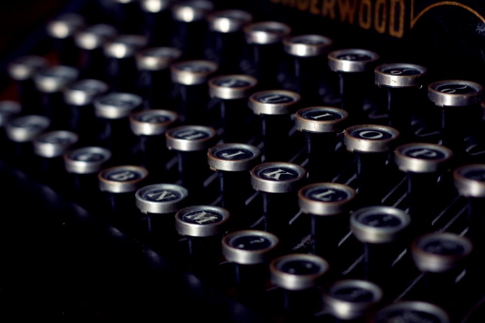 black and gray Underwood typewriter closeup photography
