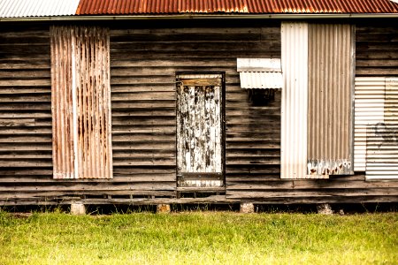 shallow focus photography of brown wooden house photo