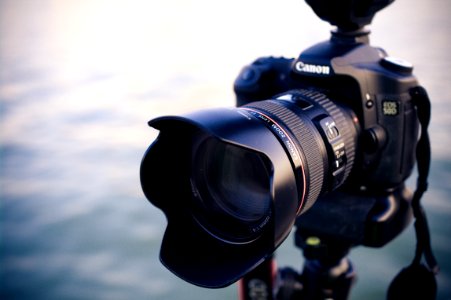 shallow focus photography of black Canon DSLR camera photo