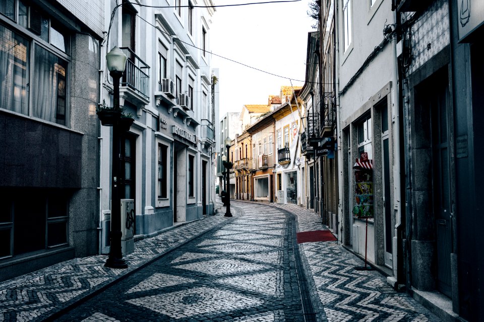 alley between buildings