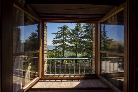 Acute mountain vista living room