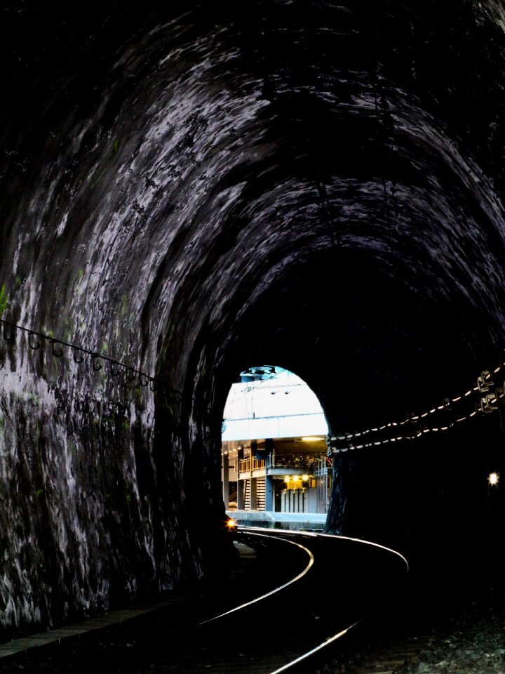 Railway tunnel gleise tunnel