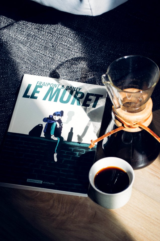 Le Muret book and white ceramic mug