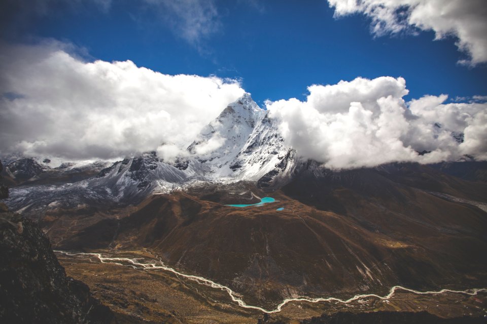photo snowcap mountain covered with clouds