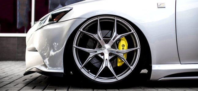 close up photography of car wheel photo