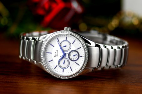 shallow focus photography of silver-colored chronograph watch with link bracelet photo