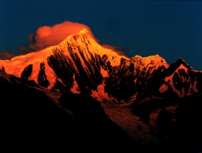 mountain rage view under blue sky photo