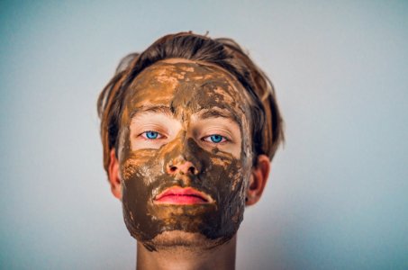 shallow focus photography of men's muddy face photo