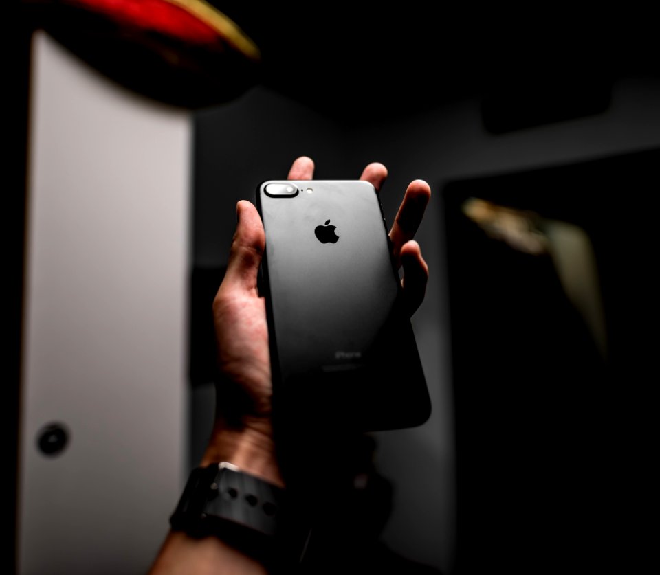 shallow focus photography of black iPhone 7 Plus