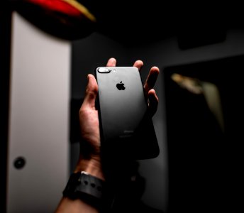 shallow focus photography of black iPhone 7 Plus