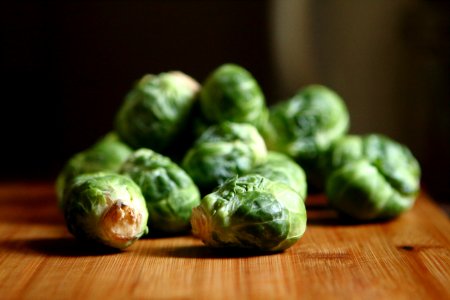 shallow depth of fields photography of green vegetable on brown wooden panel
