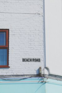 Beach Road signage at daytime photo