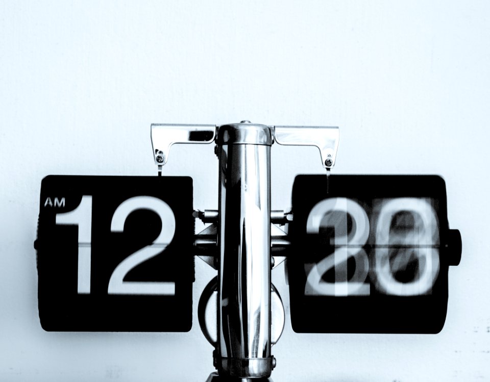 analog clock at 12 am