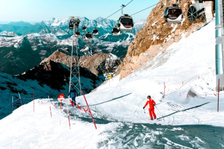 person doing some ski on under cable car photo