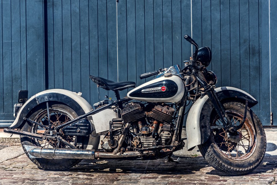 gray and black cruiser motorcycle
