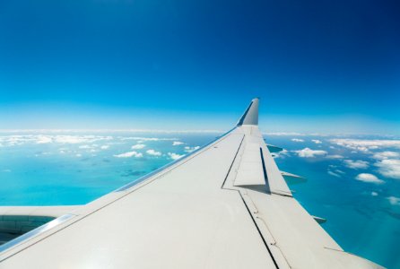 airliner turbulent wing photo
