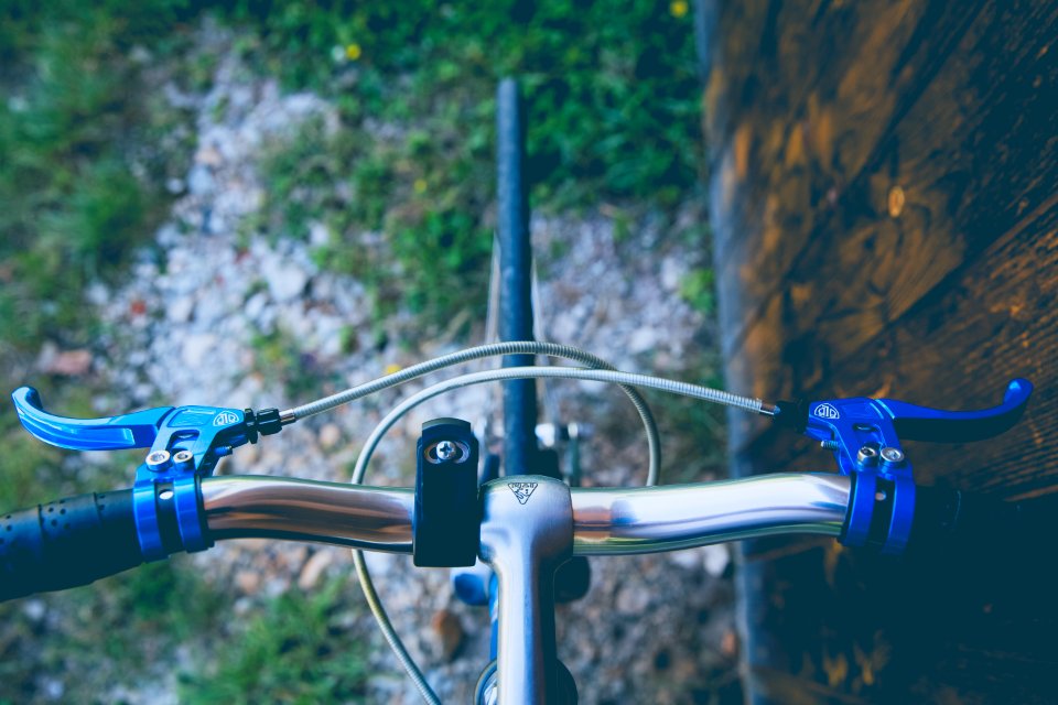 shallow focus photography of blue and gray bicycle