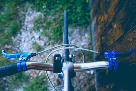 shallow focus photography of blue and gray bicycle photo