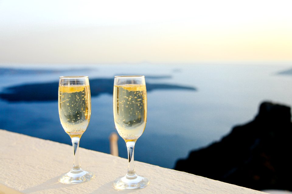wine glasses shallow focus