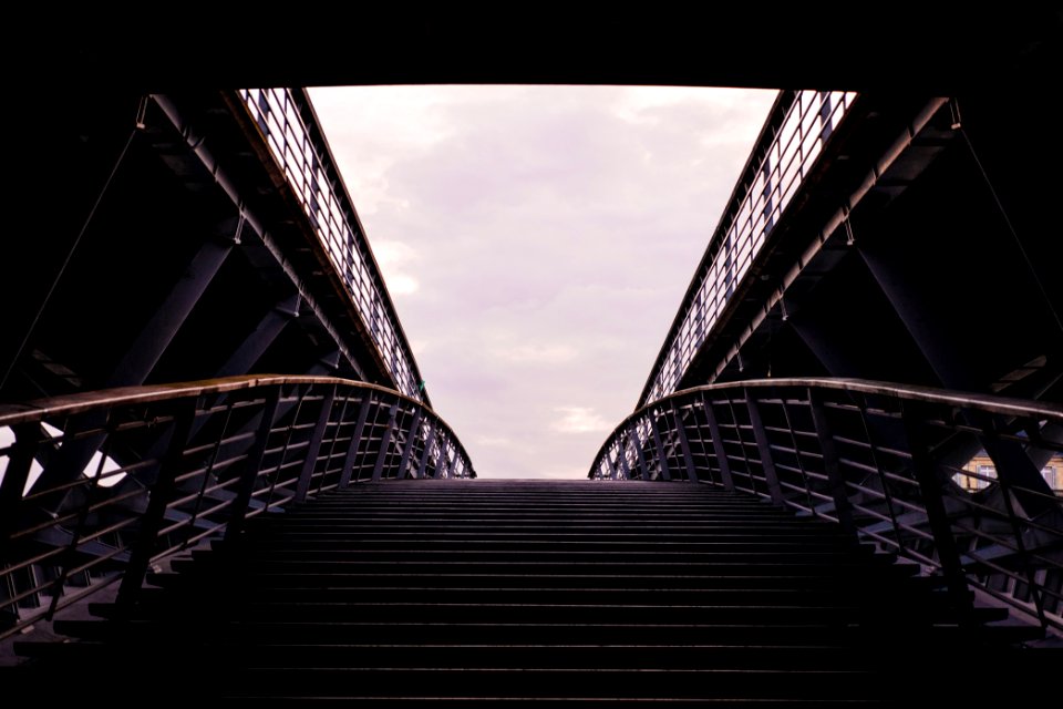 stairs going up outdoor during daytime photo