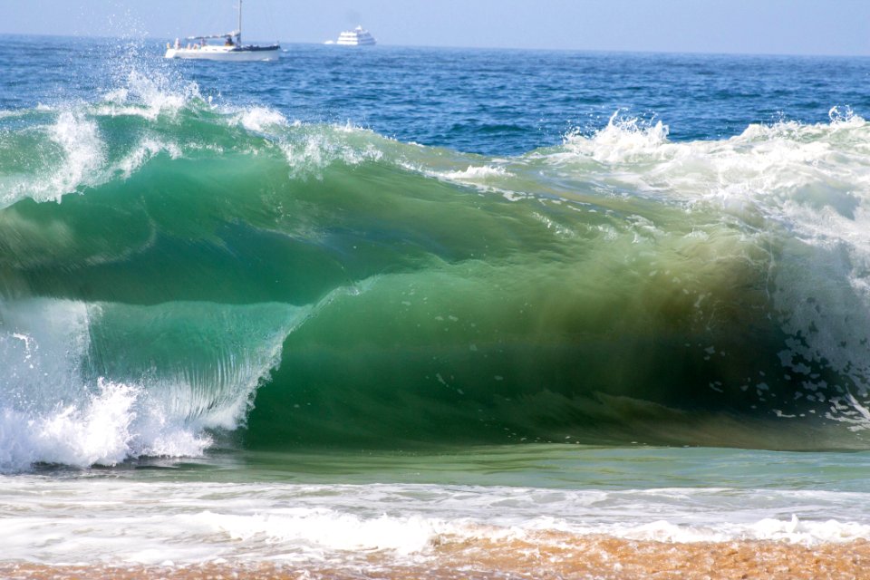 Large waves coming in to the beach.