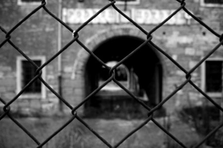 Wire, Arhitecture, Prisoned