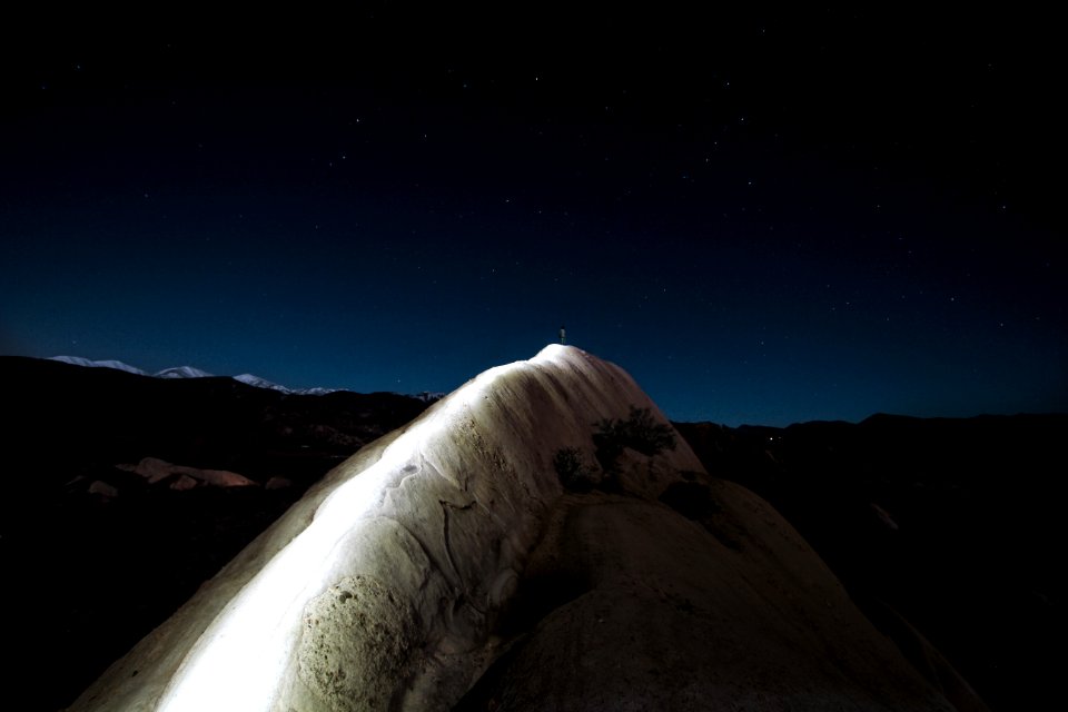closeup photo of mountain during nighttime