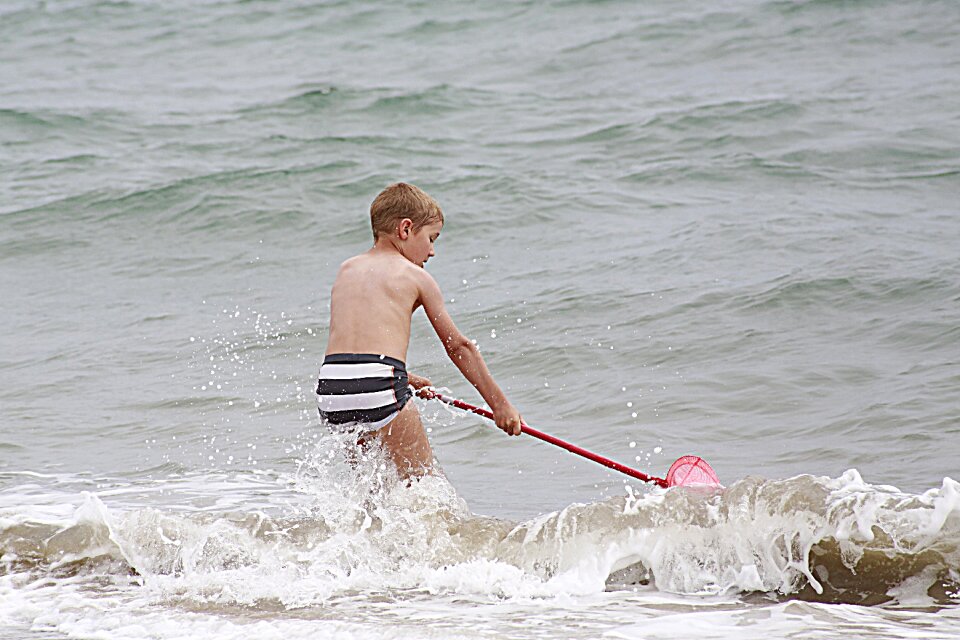 Child waves people