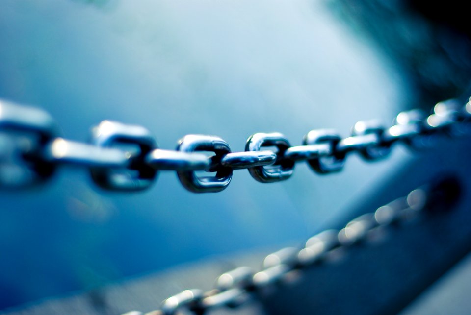 tilt shift lens photo of stainless steel chain