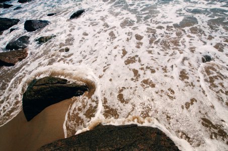 body of water beside rocks at daytime photo