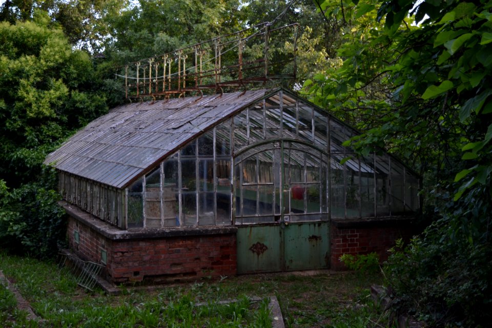A garden building surrounded by trees.