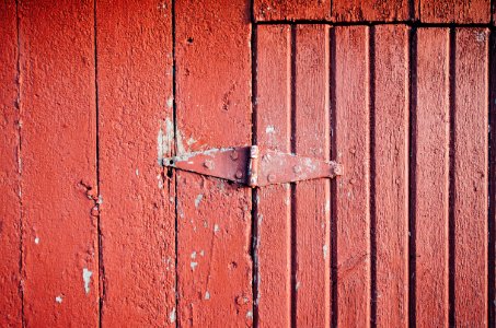 red door hinge photo
