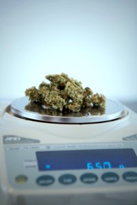 white digital scale displaying 650