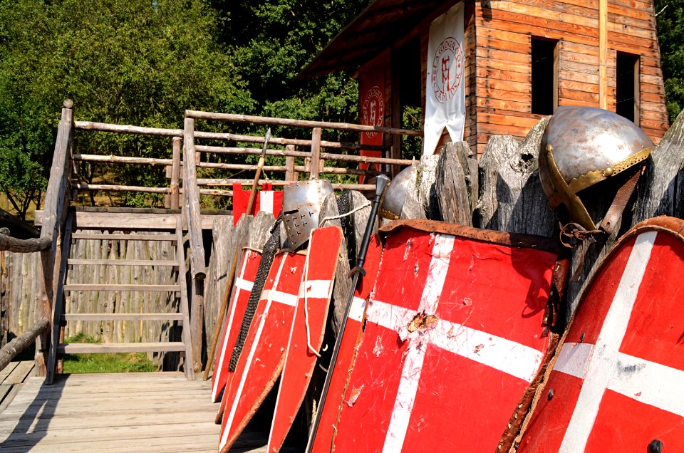 Castle, Medieval settlement, Chain wheels