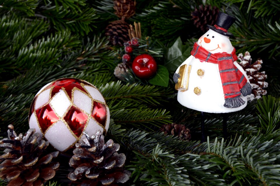Balls pine cones holly