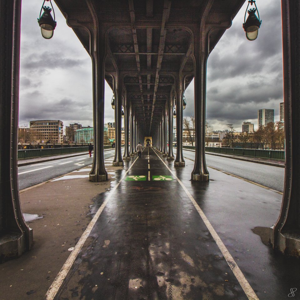 Paris, Pont de bir hakeim, France